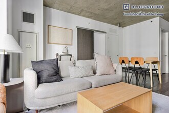 215 W Lake St in Chicago, IL - Foto de edificio - Building Photo