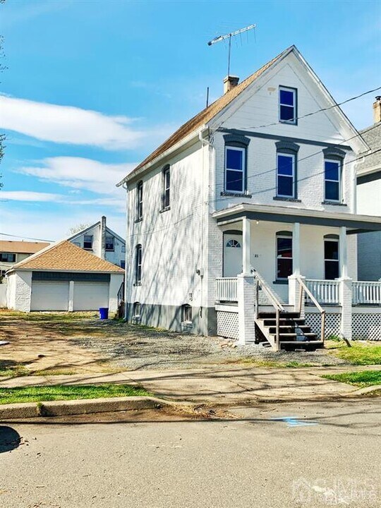 21 Union St in Carteret, NJ - Building Photo