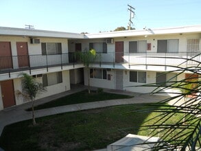 Cedarwood Apartments in Modesto, CA - Foto de edificio - Building Photo