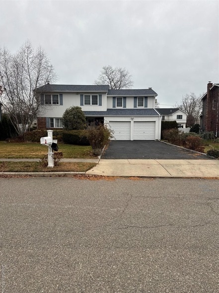 15 Sherry Ln in Hauppauge, NY - Building Photo - Building Photo