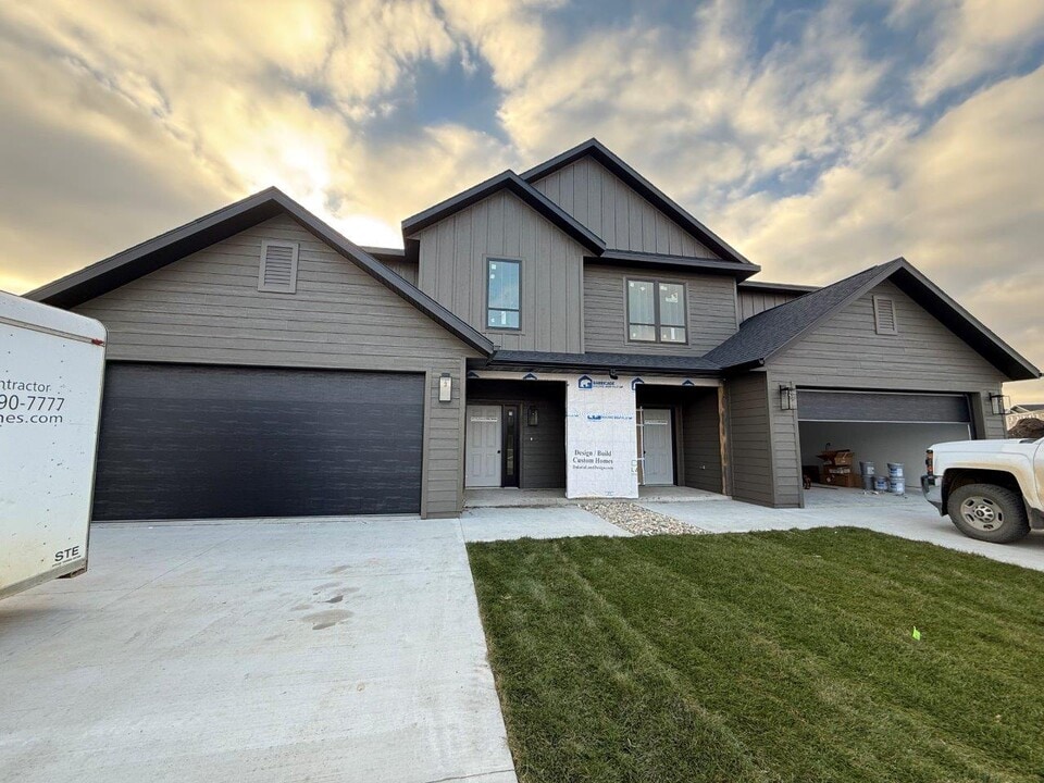 2324 Sweetgrass Dr in Brookings, SD - Foto de edificio