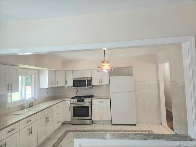581 Meacham Ave in Franklin Square, NY - Building Photo - Building Photo