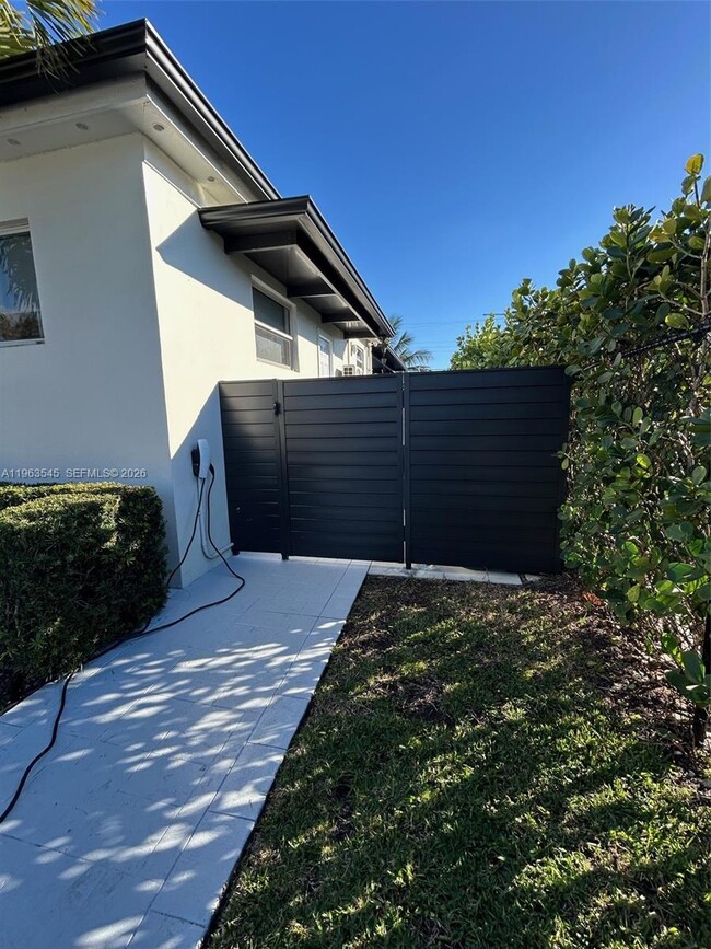 8000 SW 19th St in Miami, FL - Building Photo - Building Photo