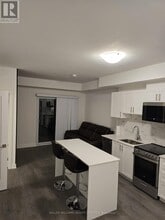 715 Davis Dr in Newmarket, ON - Building Photo - Building Photo