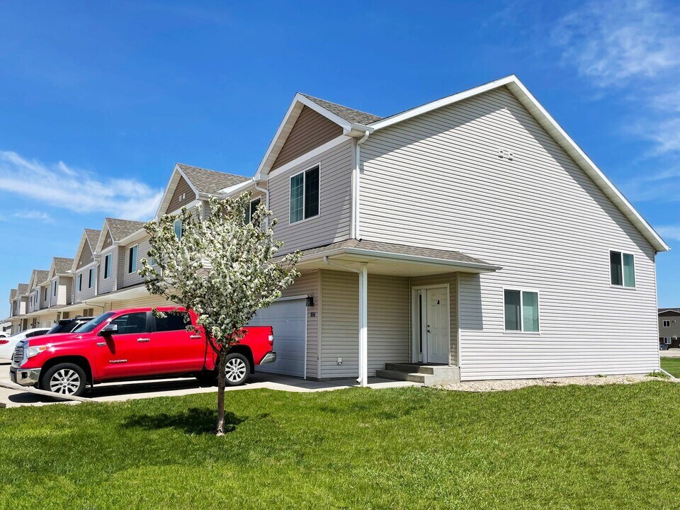 Woodside Townhomes in Minot, ND - Foto de edificio