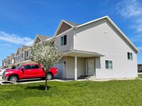 Woodside Townhomes in Minot, ND - Foto de edificio - Building Photo