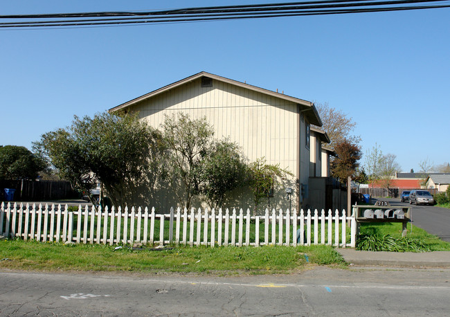 681 Boyd St in Santa Rosa, CA - Building Photo - Building Photo