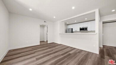 7453 Haskell Ave in Los Angeles, CA - Foto de edificio - Building Photo