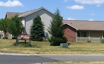 Glenwood Village Apartments in Findlay, OH - Building Photo - Building Photo