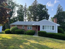 127 Orchard Dr in New Canaan, CT - Building Photo