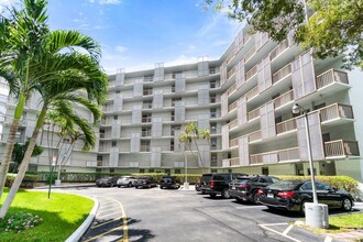 3401 N Country Club Dr in Aventura, FL - Building Photo - Building Photo