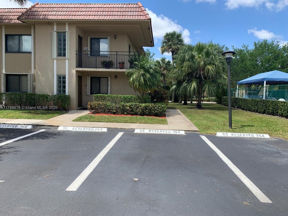 350 Lakeview Dr in Weston, FL - Building Photo