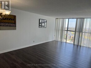 25 Trailwood Dr in Mississauga, ON - Building Photo - Building Photo