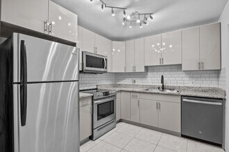 1100 Manor Dr in Palm Springs, FL - Building Photo - Building Photo