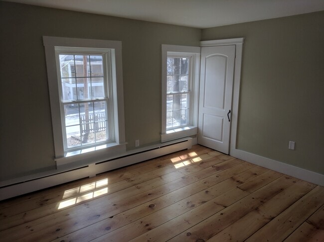 75 Green Street, Unit 2A in Brattleboro, VT - Foto de edificio - Building Photo