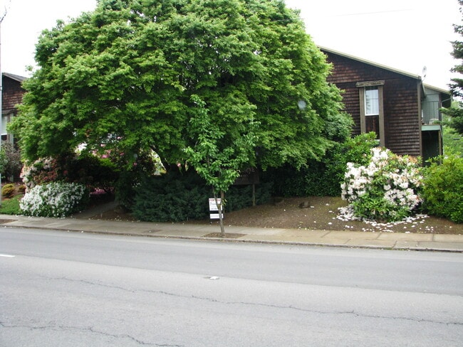 1545 Commercial St SE in Salem, OR - Building Photo - Building Photo