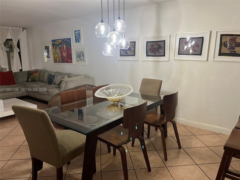 9702 Costa Del Sol Blvd in Doral, FL - Building Photo