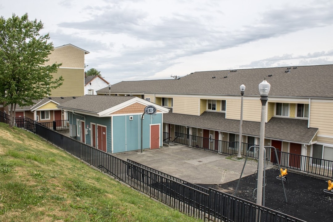 Hillside Terrace 1500 in Tacoma, WA - Building Photo