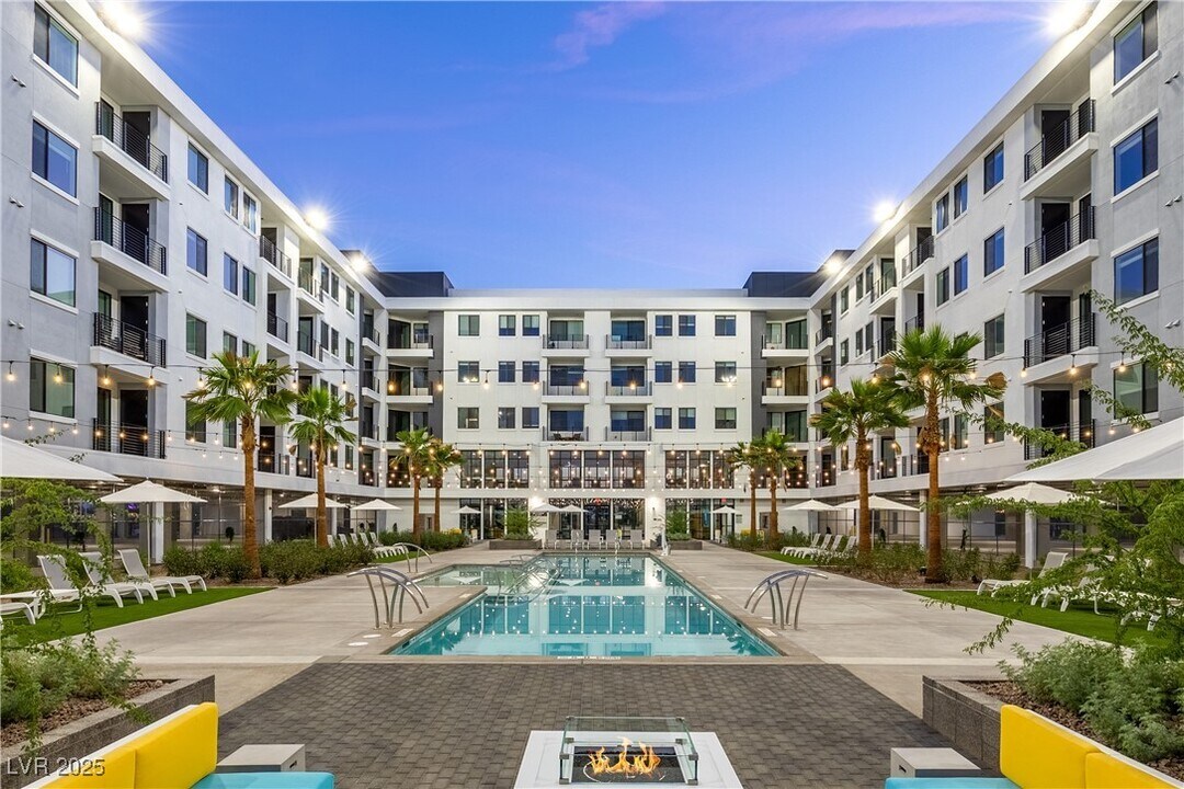 4480 Meadows Ln in Las Vegas, NV - Building Photo