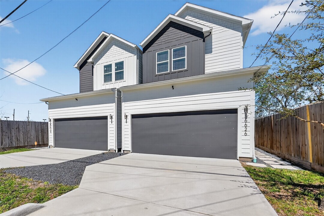 6626 Highrock Rd in Houston, TX - Foto de edificio