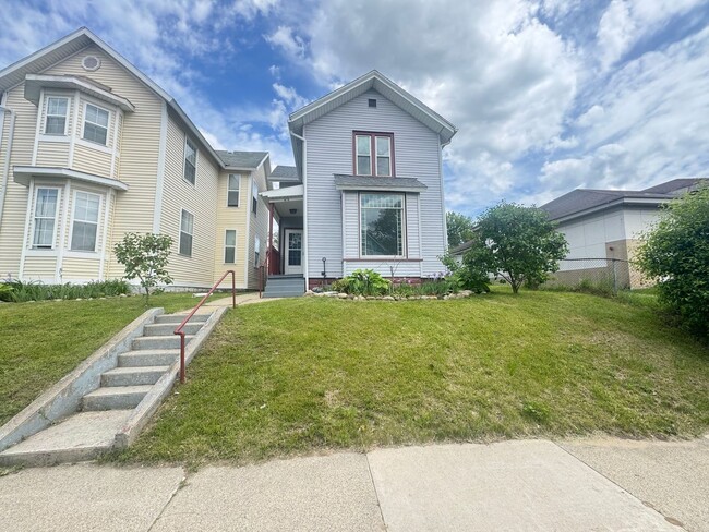 property at 612 Jefferson Ave SE