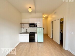 118 W Chicago Ave, Unit 1 in Chicago, IL - Foto de edificio - Building Photo