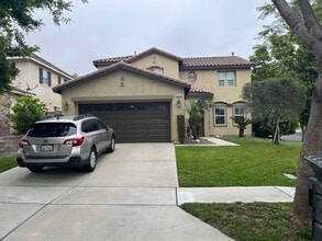 5761 Delamar Dr in Fontana, CA - Foto de edificio - Building Photo