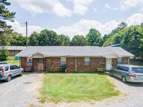 715 Houston Valley Rd in Tunnel Hill, GA - Foto de edificio - Building Photo