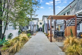 315 Junipero Ave in Long Beach, CA - Foto de edificio - Building Photo