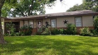 1100 N Houston St in Comanche, TX - Building Photo