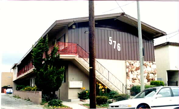 576 W 13th St in San Pedro, CA - Foto de edificio