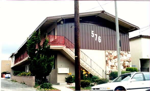 576 W 13th St in San Pedro, CA - Building Photo