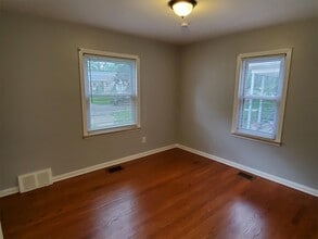 8224 Riverdale St in Dearborn Heights, MI - Building Photo - Building Photo
