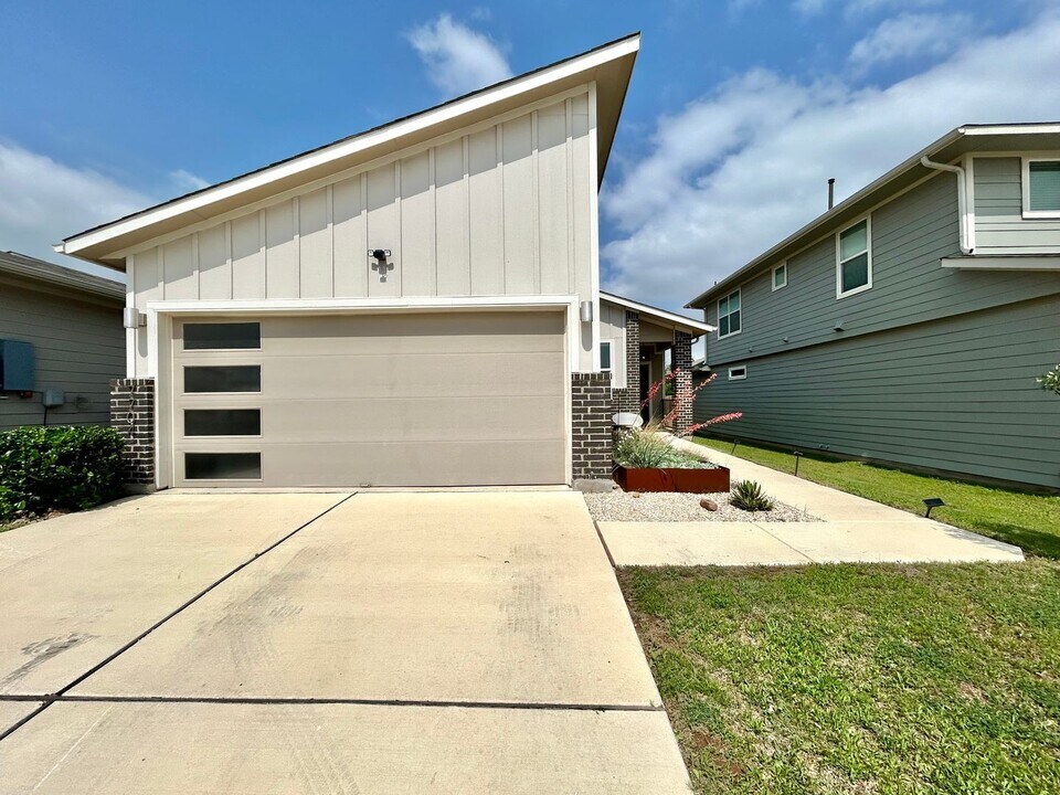 7704 Daves Landing Dr in Austin, TX - Building Photo