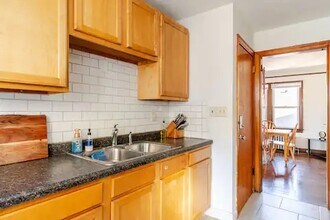 2104 Lowry Ave N, Unit 2 in Minneapolis, MN - Foto de edificio - Building Photo