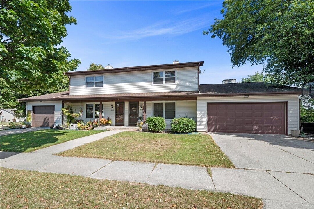 3955 Meadowbrook Ct in Sheboygan, WI - Building Photo