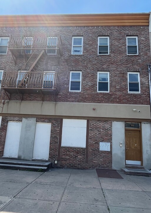 50 Irvine Turner Blvd, Unit 2f in Newark, NJ - Building Photo