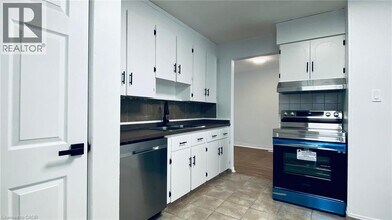 88 Longford Dr in Newmarket, ON - Building Photo - Building Photo