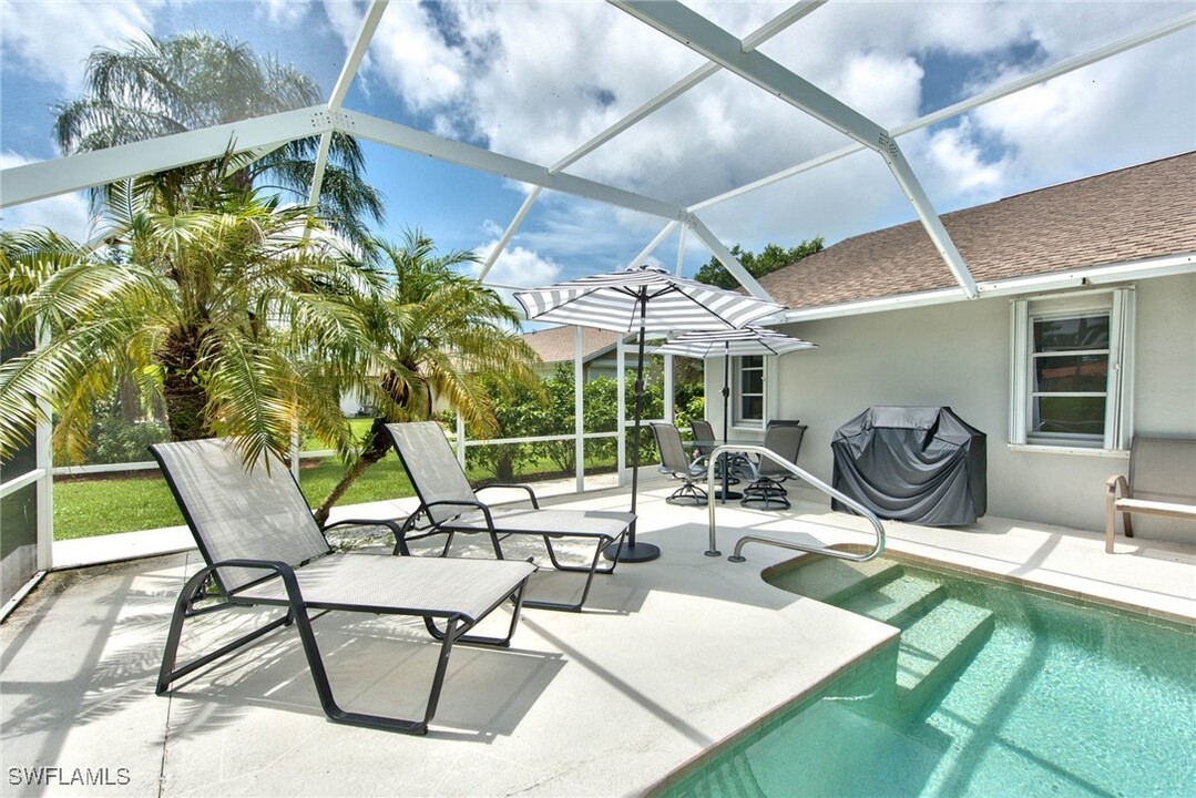 1614 Forest Lakes Blvd in Naples, FL - Foto de edificio