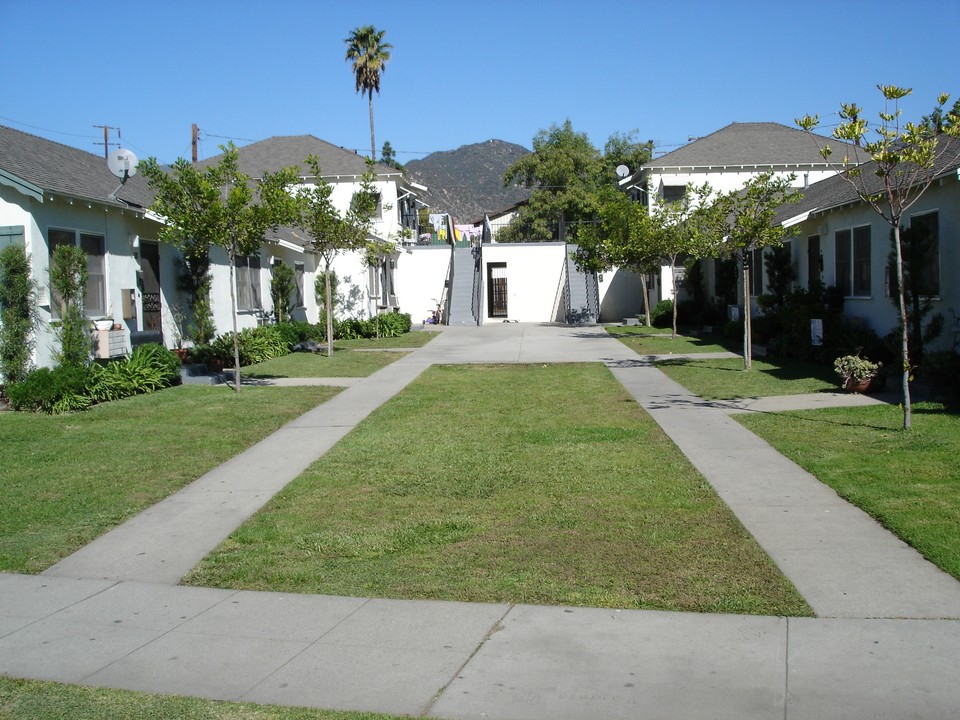 731-747 W Crescent Dr in Azusa, CA - Building Photo