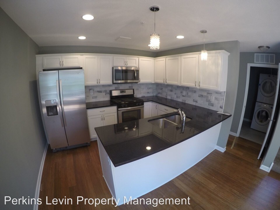 2424 Lyndale Ave S in Minneapolis, MN - Building Photo