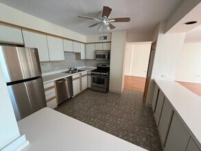 8809 W Golf Rd in Niles, IL - Foto de edificio - Building Photo