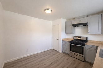 524 E Ave Q-12 in Palmdale, CA - Building Photo - Building Photo