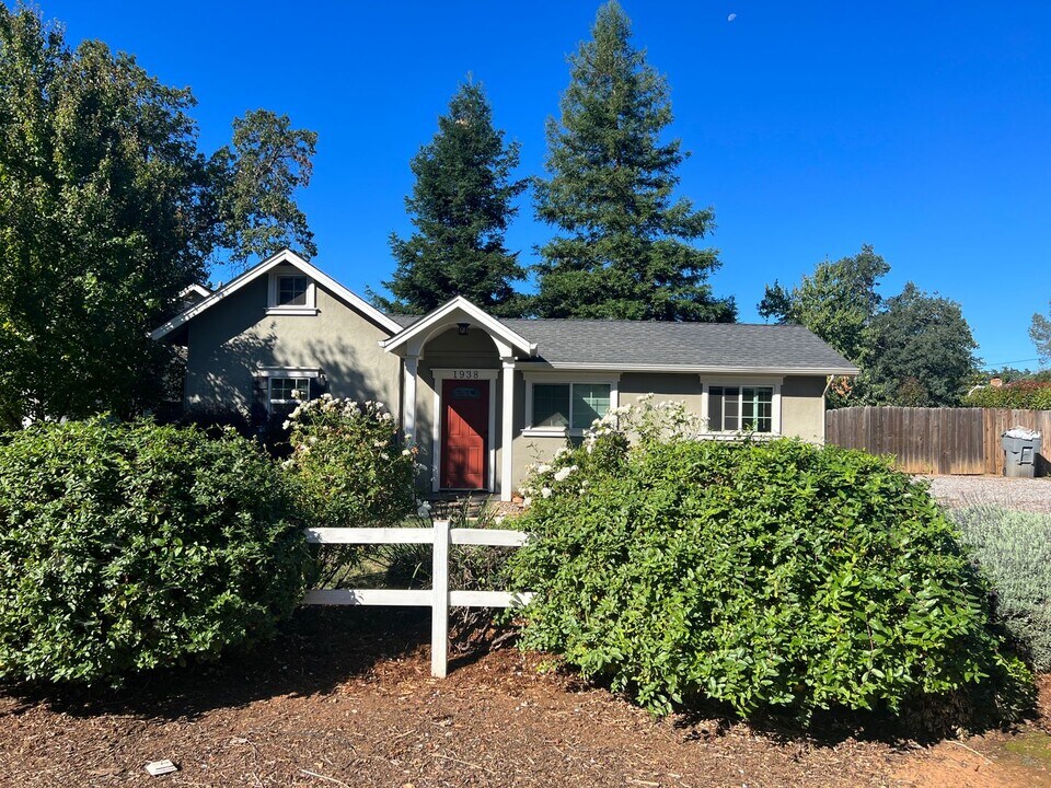 1938 Deerfield Ave in Redding, CA - Building Photo