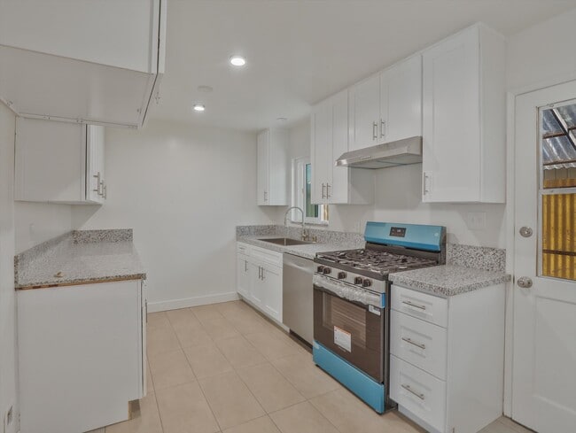 220 S 7th St, Unit A in Burbank, CA - Building Photo - Building Photo