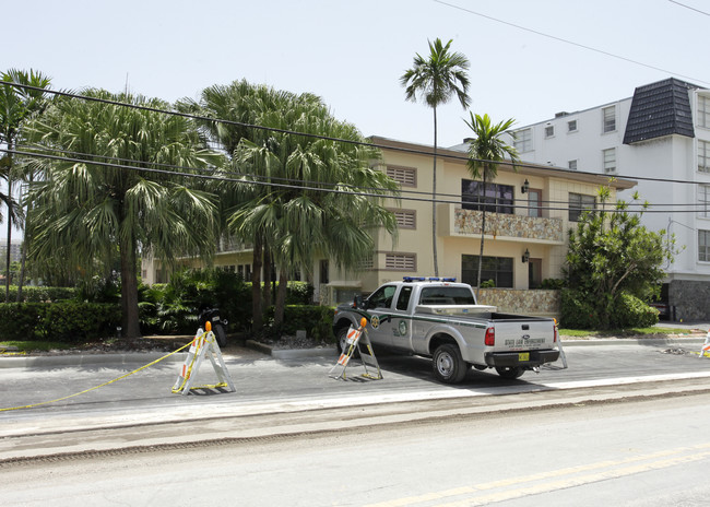 9521 E Bay Harbor Dr in Bay Harbor Islands, FL - Building Photo - Building Photo