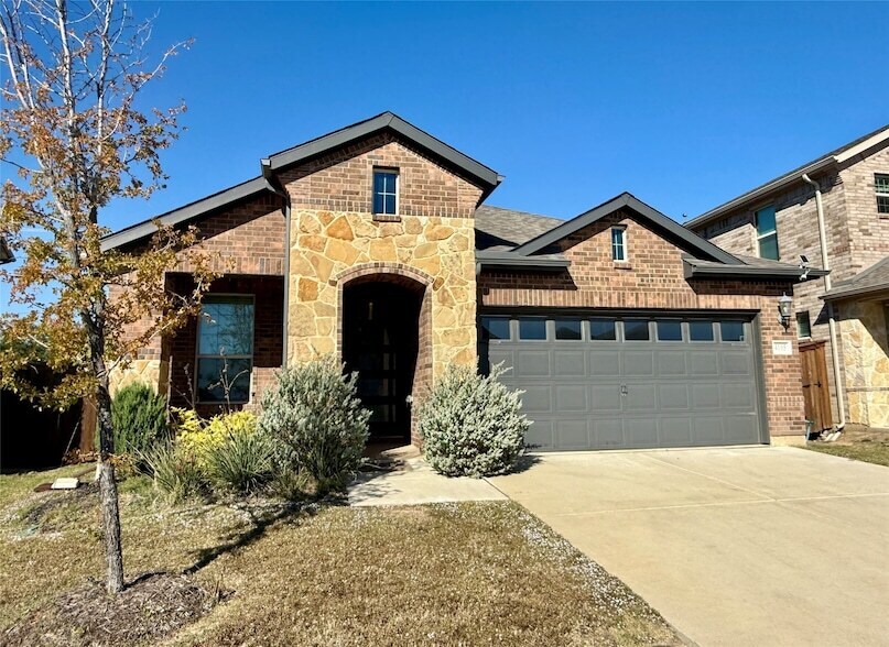 4105 Caprock Canyon Rd in Sachse, TX - Foto de edificio