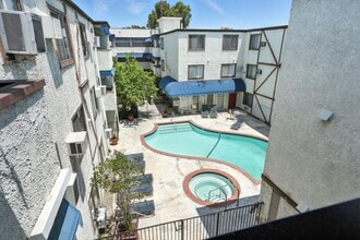 18530 Hatteras St, Unit 326 in Tarzana, CA - Building Photo - Building Photo