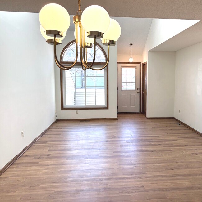 1119 Pecks Woods Dr in New Brighton, MN - Building Photo - Building Photo
