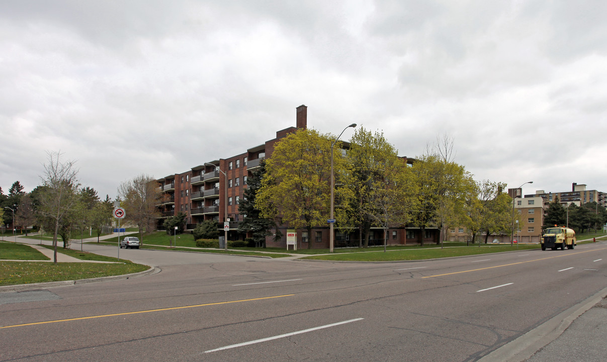 Park Mills in Toronto, ON - Building Photo